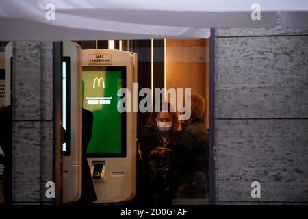 Warschau, Pl. Oktober 2020. Menschen, die Gesichtsmasken tragen, werden gesehen, wie sie am 2. Oktober 2020 in einem McDonald's-Restaurant in Warschau, Polen, Bestellungen aufgeben. In Polen sind die neuartigen Fälle von Coronavirus-Infektionen seit zwei Tagen gestiegen. Am Freitag hat das Gesundheitsministerium 2292 neue Infektionen angekündigt, die mit Abstand höchste seit dem Beginn der Epidemie in Polen. (Foto von Jaap Arriens/Sipa USA) Quelle: SIPA USA/Alamy Live News Stockfoto