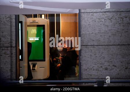 Warschau, Pl. Oktober 2020. Menschen, die Gesichtsmasken tragen, werden gesehen, wie sie am 2. Oktober 2020 in einem McDonald's-Restaurant in Warschau, Polen, Bestellungen aufgeben. In Polen sind die neuartigen Fälle von Coronavirus-Infektionen seit zwei Tagen gestiegen. Am Freitag hat das Gesundheitsministerium 2292 neue Infektionen angekündigt, die mit Abstand höchste seit dem Beginn der Epidemie in Polen. (Foto von Jaap Arriens/Sipa USA) Quelle: SIPA USA/Alamy Live News Stockfoto