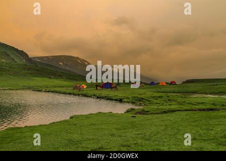 Der Dudipatsar-See, auch als Dudipat-See bekannt, ist ein See, der von schneebedeckten Gipfeln im Lulusar-Dudipatsar-Nationalpark umgeben ist. Der See liegt im Norden Stockfoto