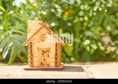 Mini-Spielzeug Holzhaus auf Sommer Natur Hintergrund. Konzept der Hypothek, Bau, Vermietung, Verwendung als Familie und Immobilien-Konzept. Copy space Stockfoto