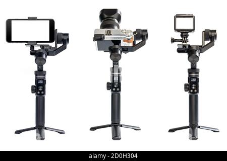 Eine Gruppe von Videoaufnahmesequipment ist auf einem 3-Achsen-Motorstabilisator montiert und sorgt so für eine reibungslose Videoaufzeichnung, isoliert auf weißem Hintergrund. Stockfoto