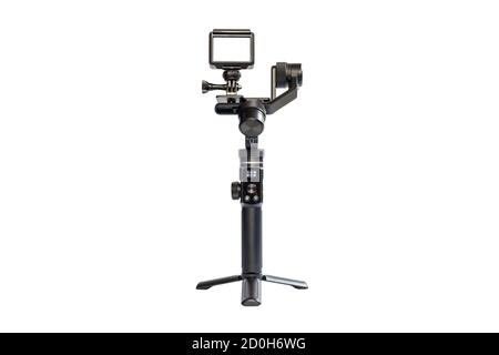 Die Action-Kamera ist auf einem 3-Achsen-Motorstabilisator montiert und sorgt so für fließende Videoaufnahmen, die auf weißem Hintergrund isoliert sind. Stockfoto