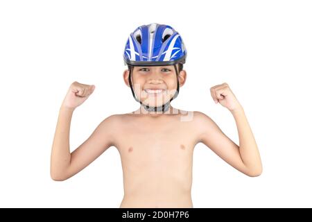 Der Junge trug einen Helm zum Radfahren, Skateboard, Inline-Skates stehen und lächeln auf einem weißen Hintergrund. Stockfoto