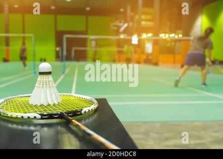 Badmintonplätze mit Bälle im Vordergrund. Stockfoto