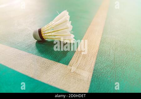 Badmintonplätze mit Bälle im Vordergrund. Stockfoto