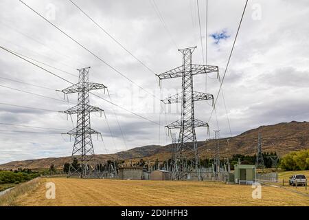 Aviemore, Canterbury, Neuseeland: Kraftwerk mit Hochspannpylonen, neben dem Aviemore Hydro Station, Teil des Waitaki Wasserkraftwerks. Stockfoto