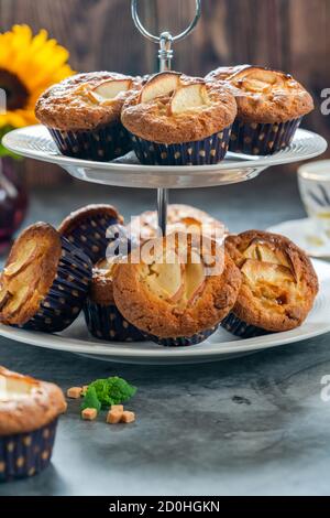 Apfel- und Fudge-Muffins - süßes Dessert für den Nachmittagstee Stockfoto