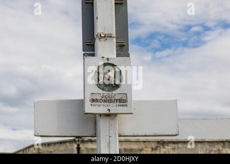 Schild "No Dogs" auf Befehl des Waitaki District Council in Oamaru, Otago, Neuseeland. Stockfoto