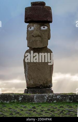 Moai auf der Osterinsel am Ahu Tahai mit Schlacken Pukao Haarschopf und Replik Coral Augen. Stockfoto