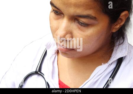 Porträt eines Arztes mit Stethoskop und weißem Laborkittel, abgeschnitten und Teilansicht. Stockfoto