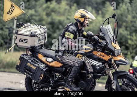 25-05-2020 Riga, Lettland. Motorradfahrer fährt auf Straße, Vorderansicht, Nahaufnahme. Stockfoto