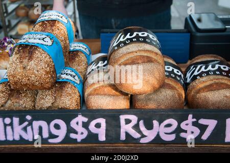 Sauerteigbrotbrote zum Verkauf bei Elwood Sourdough ist eine Boutique-Bäckerei mit Sitz im Vorort Elwood, Melbourne, Australien Stockfoto