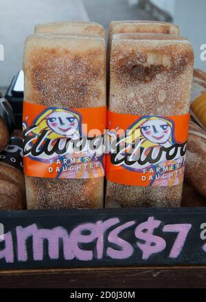 Sauerteigbrotbrote zum Verkauf bei Elwood Sourdough ist eine Boutique-Bäckerei mit Sitz im Vorort Elwood, Melbourne, Australien Stockfoto