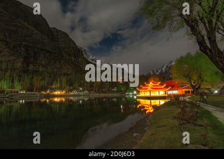 Der untere Kachura-See, auch bekannt als Shangrila-See, befindet sich im Dorf Kachura in der Stadt Skardu in einer Höhe von 2,500 Metern. Stockfoto
