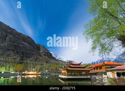 Der untere Kachura-See, auch bekannt als Shangrila-See, befindet sich im Dorf Kachura in der Stadt Skardu in einer Höhe von 2,500 Metern. Stockfoto