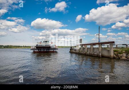 Belozersk, REGION WOLOGDA, RUSSLAND - 14. AUGUST 2016: Kirjanowskaja (Vognemskaja) Fährdienst über den Fluss Scheksna auf der Straße Kirillov-Belozersk Stockfoto