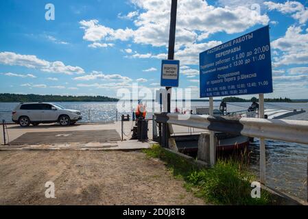 Belozersk, REGION WOLOGDA, RUSSLAND - 14. AUGUST 2016: Kirjanowskaja (Vognemskaja) Fährdienst über den Fluss Scheksna auf der Straße Kirillov-Belozersk Stockfoto