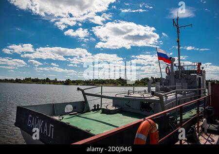 Belozersk, REGION WOLOGDA, RUSSLAND - 14. AUGUST 2016: Kirjanowskaja (Vognemskaja) Fährdienst über den Fluss Scheksna auf der Straße Kirillov-Belozersk Stockfoto