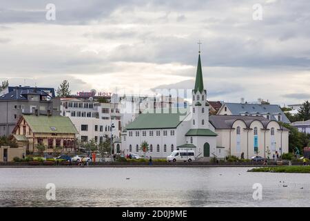 Reykjavik, Island- 27. August 2015: Wunderschöne Landschaft des Stadtbildes von Reykjavik im See Tjornin. Stockfoto