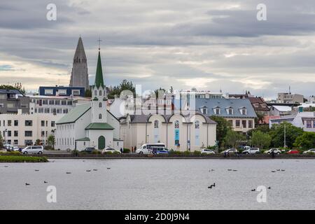 Reykjavik, Island- 27. August 2015: Wunderschöne Landschaft des Stadtbildes von Reykjavik im See Tjornin. Stockfoto