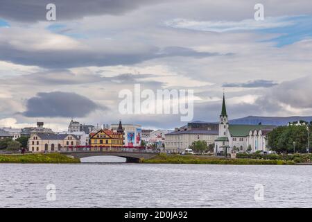 Reykjavik, Island- 27. August 2015: Wunderschöne Landschaft des Stadtbildes von Reykjavik im See Tjornin. Stockfoto