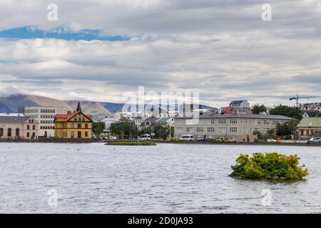 Reykjavik, Island- 27. August 2015: Wunderschöne Landschaft des Stadtbildes von Reykjavik im See Tjornin. Stockfoto