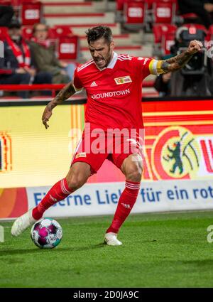 Berlin, Deutschland. Oktober 2020. Fußball: Bundesliga, 1. FC Union Berlin - FSV Mainz 05, 3. Spieltag, Stadion an der Alten Försterei. Christopher Trimmel vom FC Union Berlin spielt den Ball. Quelle: Andreas Gora/dpa - WICHTIGER HINWEIS: Gemäß den Bestimmungen der DFL Deutsche Fußball Liga und des DFB Deutscher Fußball-Bund ist es untersagt, im Stadion und/oder aus dem Spiel aufgenommene Aufnahmen in Form von Sequenzbildern und/oder videoähnlichen Fotoserien zu nutzen oder auszunutzen./dpa/Alamy Live News Stockfoto