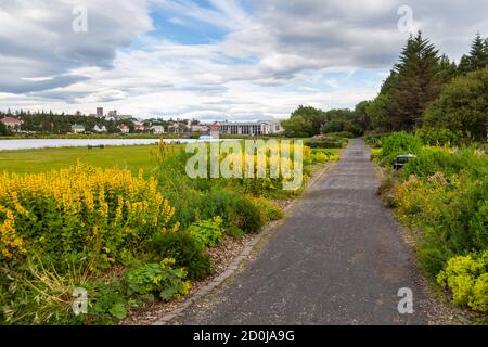 Reykjavik, Island- 27. August 2015: Wunderschöne Landschaft des Stadtbildes von Reykjavik im See Tjornin. Stockfoto