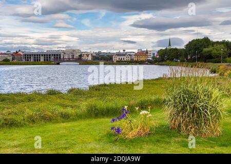 Reykjavik, Island- 27. August 2015: Wunderschöne Landschaft des Stadtbildes von Reykjavik im See Tjornin. Stockfoto