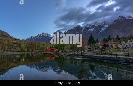 Der untere Kachura-See, auch bekannt als Shangrila-See, befindet sich im Dorf Kachura in der Stadt Skardu in einer Höhe von 2,500 Metern. Stockfoto