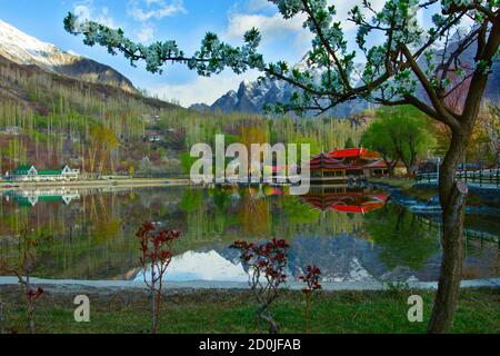 Der untere Kachura-See, auch bekannt als Shangrila-See, befindet sich im Dorf Kachura in der Stadt Skardu in einer Höhe von 2,500 Metern. Stockfoto