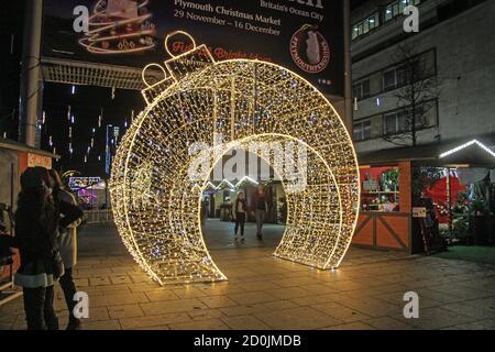 Weihnachtslichter in Form eines Kugelbogens; zusätzlich zur Attraktion des Open-Air-Weihnachtsmarktes in Plymouth Stockfoto