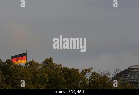 Berlin, Deutschland. Oktober 2020. Unweit des Reichstagsgebäudes winkt eine deutsche Flagge. Bundesweit wird der Tag der Deutschen Einheit gefeiert. Quelle: Paul Zinken/dpa/Alamy Live News Stockfoto