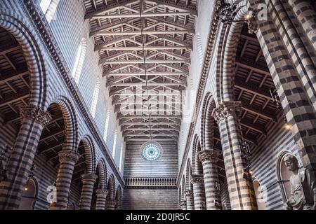 Kathedrale von Orvieto Innere Mittelschiff auch genannt Duomo di Orvieto oder Cattedrale di Santa Maria Assunta in Umbrien, Italien Stockfoto