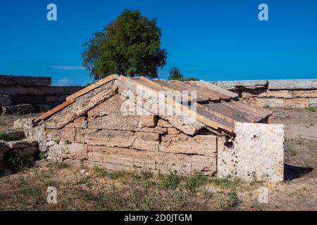 Heroon auf der Agora von Paestum, Italien, eine antike griechische Gruft oder Tempel eines Helden Stockfoto