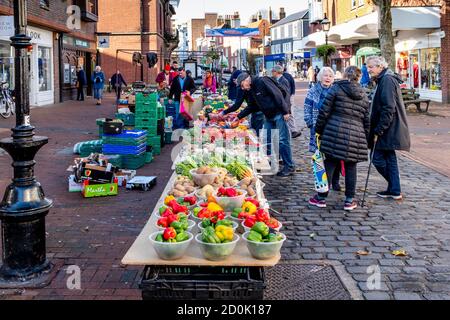 Ein farbenfroher Obst- und Gemüsemarkt, High Street, Lewes, East Sussex, Großbritannien. Stockfoto