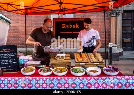 Zwei Leute, die Pays und Salate auf EINEM Bauernmarkt, High Street, Lewes, East Sussex, Großbritannien verkaufen. Stockfoto