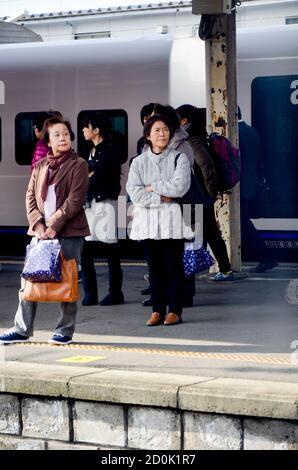 Pendler warten auf dem Bahnsteig an der JR Nagasaki Station Stockfoto