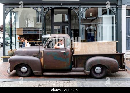 Ein Classice Chevrolet 3100 Auto/LKW vor EINEM Geschäft in der Stadt Lewes, East Sussex, Großbritannien. Stockfoto