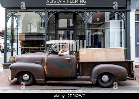 Ein Classice Chevrolet 3100 Auto/LKW vor EINEM Geschäft in der Stadt Lewes, East Sussex, Großbritannien. Stockfoto