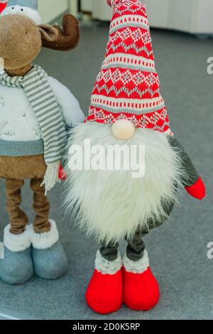 Noel Gnome oder Elfe in rot santa Hut. Weihnachtssymbol. Stockfoto