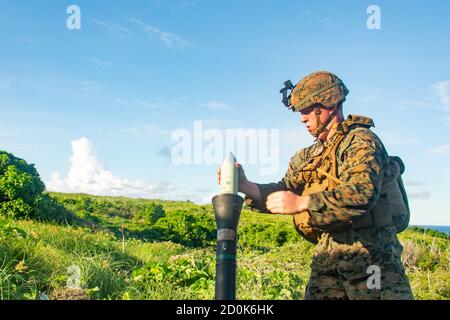 FARALLON DE MEDINILLA (SEPT 27, 2020) Lance Cpl. Joshua Vanorsdale, ein Mortarman mit der 31. Marine Expeditionary Unit (MEU), feuert einen 81mm Mörser zur Unterstützung einer Tactical Air Control Party (TACP), nachdem er vom amphibischen Angriffsschiff USS America (LHA 6) auf die Insel eingeführt wurde. Ein TACP ist eine kleine Gruppe von Marineinfanteristen, die sich darauf spezialisiert haben, Luftangriffe oder andere Luftangriffe in den Boden zu integrieren. Amerika, Flaggschiff der Expeditionary Strike Group 7, zusammen mit dem 31. MEU, ist im 7. Flottenbereich tätig, um die Interoperabilität mit zu verbessern Stockfoto