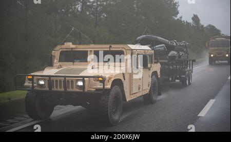 Soldaten mit Truppe C, 1-153 Calvalry Squadron, 53. IBCT, bewegen sich im Konvoi in Richtung betroffenen Gebieten von Florida während Hurrikan Sally 16. September 2020. Elemente von Charlie Truppe sind mit Booten für Hochwassersuche und Rettung ausgestattet. (USA Armee Foto von Pvt. 1. Klasse Orion Oettel) Stockfoto