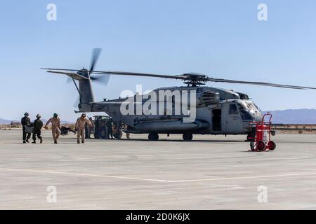 U.S. Marines mit Marine Heavy Helicopter Squadron 462, Marine Aircraft Group 16, 3rd Marine Aircraft Wing, Abladung von einem Sikorsky CH-53E Super Hengst während der integrierten Trainingsübung 1-21 im Marine Corps Air Ground Combat Center, Twentynine Palms, Kalifornien, 29. September 2020. ITX ist das umfassendste Training, das bei MCAGCC durchgeführt wird und konzentriert sich auf die taktische Anwendung von Kombiwappenmanövern, offensiven und defensiven Operationen während des Kampfes. (USA Marine Corps Foto von Lance CPL. Joshua Sechser) Stockfoto