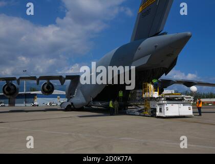 Loadmasters, der 15. Airlift Squadron von der Joint Base Charleston, S.C. zugewiesen wurde, beladen ein mobiles Feldkrankenhaus von einem C-17 Globemaster III am Norman Manley International Airport in Kingston, Jamaika, 19. September 2020. Die dem 15. Airlift Squadron zugeordnete Luftbesatzung transportierte das große mobile Feldkrankenhaus von Charleston nach Kingston, wo es an Gesundheitsdienstleister gespendet und zur Unterstützung der anhaltenden Reaktion des karibischen Landes auf die COVID-19-Pandemie verwendet wird. Die Spende, die im Namen des amerikanischen Volkes gemacht wurde, kostete 753,000 Dollar und wurde als Teil des U.S. Southern Command gekauft Stockfoto