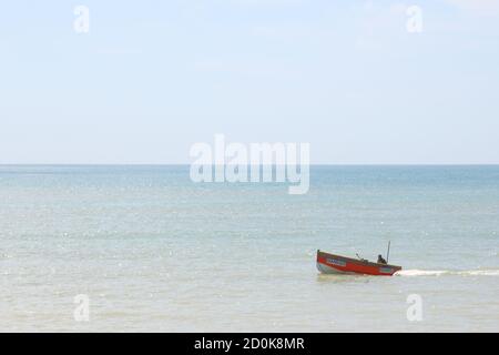 Ein kleines Fischerboot, das von seinem Fang in Worthing, West Sussex, Großbritannien, zurückkehrt Stockfoto