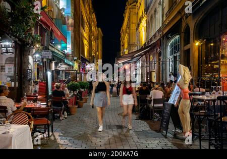 FRANKREICH, LYON- SEP 17, 2020: Kunden genießen ein Abendessen außerhalb der Restaurants in Lyon, Frankreich Stockfoto