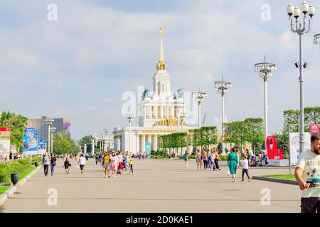 Moskau, Russland - 20. August 2019: Blick auf den Central Pavillion von der Hauptallee im VDNH Park an einem Sommertag Stockfoto