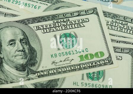 Hundert Dollar stapeln als Hintergrund. Ein Hintergrund von vielen hundert Dollar Banknoten Stockfoto