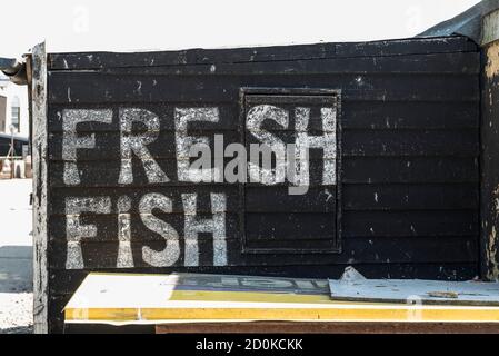 Ein geschlossener 'Fresh Fish'-Stand in der Stade-Gegend von Hastings, East Sussex Stockfoto